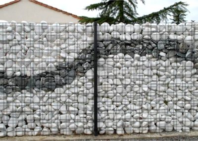 Gabionová stěna sestavená z plotového dílce Zenturo Classic